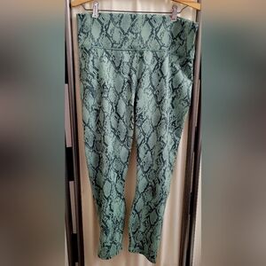 Fabletics Green and Black Snake Print Women's Leggings | Size Large